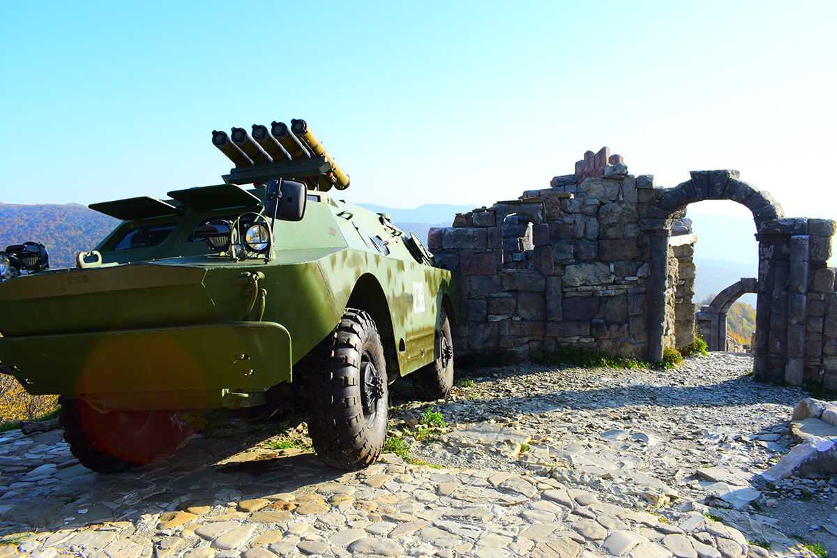 Вид на крепость Грозовые ворота и кавказские горы из Дивноморска