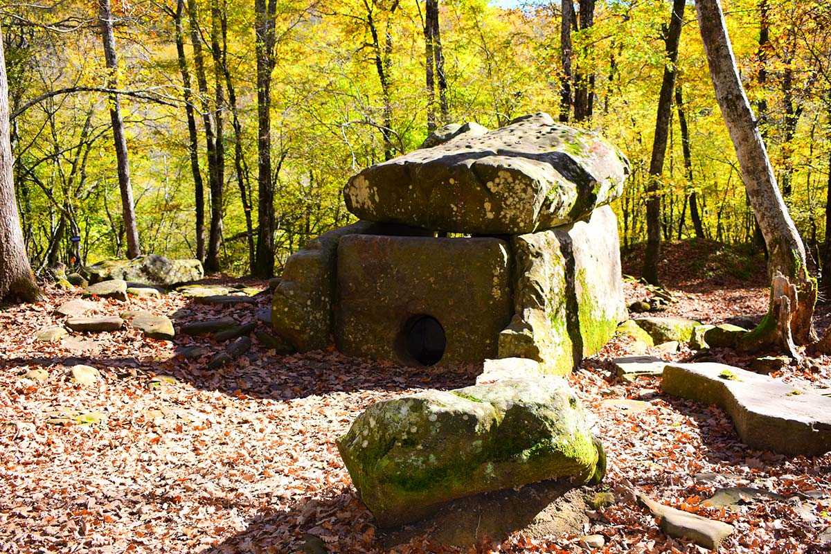 Древний дольмен Желаний в горах — экскурсия на джипе из Дивноморска