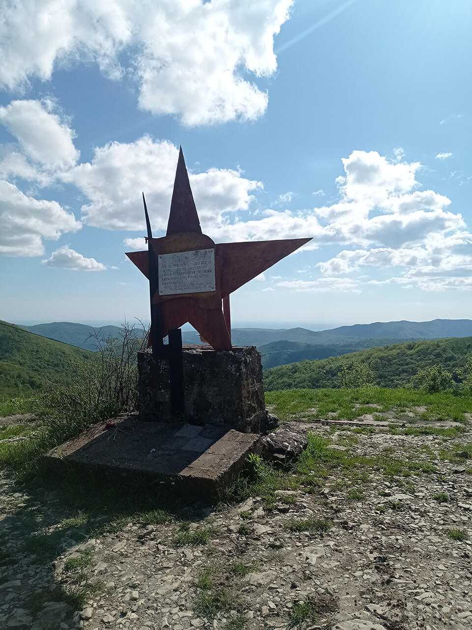 Памятник со звездой воинам на горе Шахан — остановка джип-тура из Геленджика