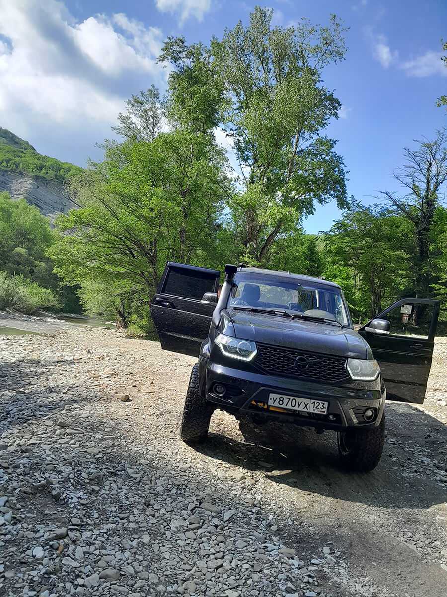 Групповой открытый внедорожник УАЗ Патриот без крыши на маршруте из Геленджика